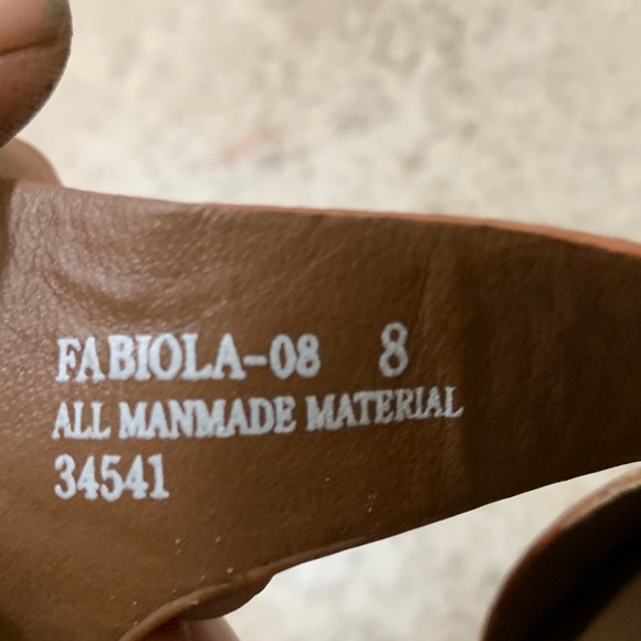 Tan heels 🛑 - Picture 5 of 7